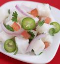 ceviche de pescado(poisson cru mariné)