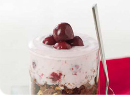 Verrine de dés de brownies fromage blanc et griottes 